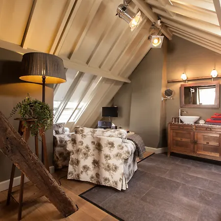 Door 10 Bed & Breakfast 3*