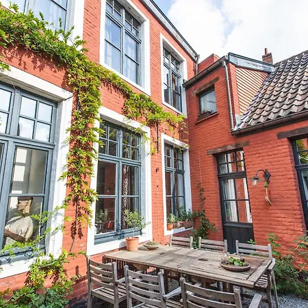 Door 10 Bed & Breakfast