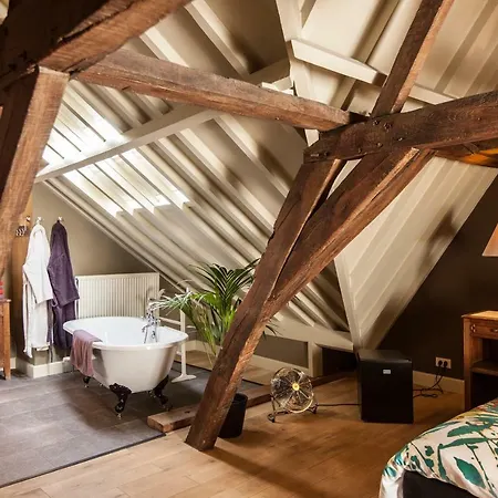 Door 10 Bed & Breakfast